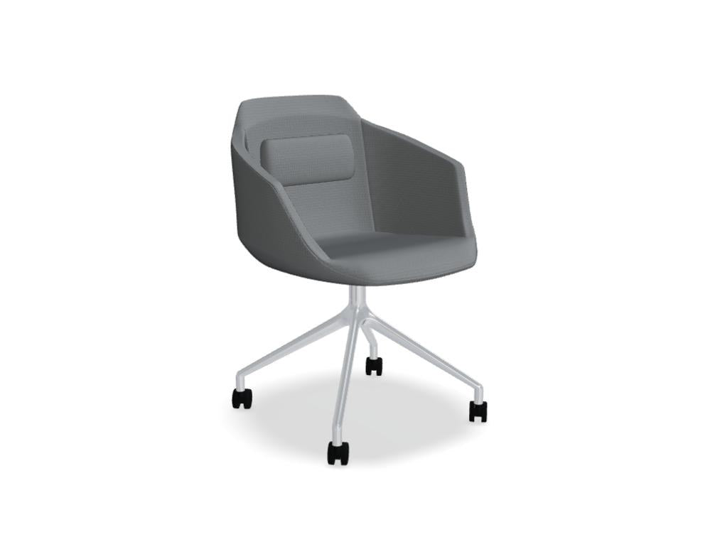 Drehstuhl Ultra mit poliertem Aluminium-Gestell, 4-Sternfuss und dunkelblauem gepolstertem Sitz sowie Rückenkissen, freigestellt fotografiert.