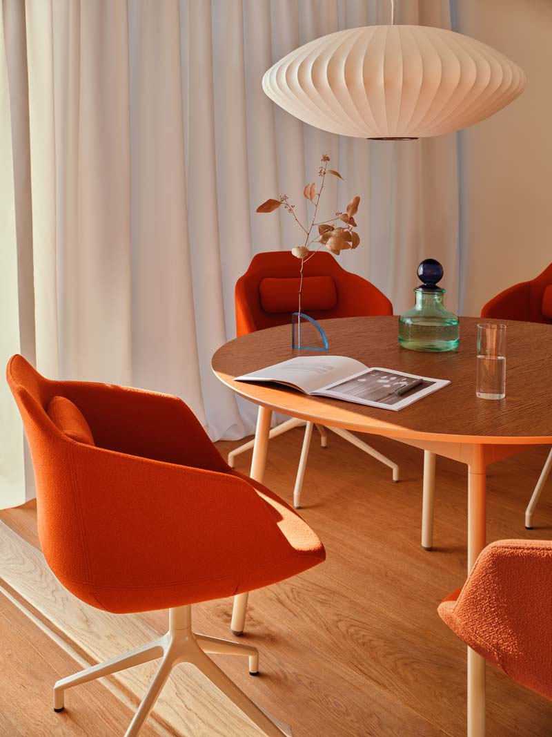Runder Cafeteriatisch Unit von Mdd mit Tischplatte in FENIX Schwarz Matt, Metallgestell und Kunststofffüssen in Schwarz.