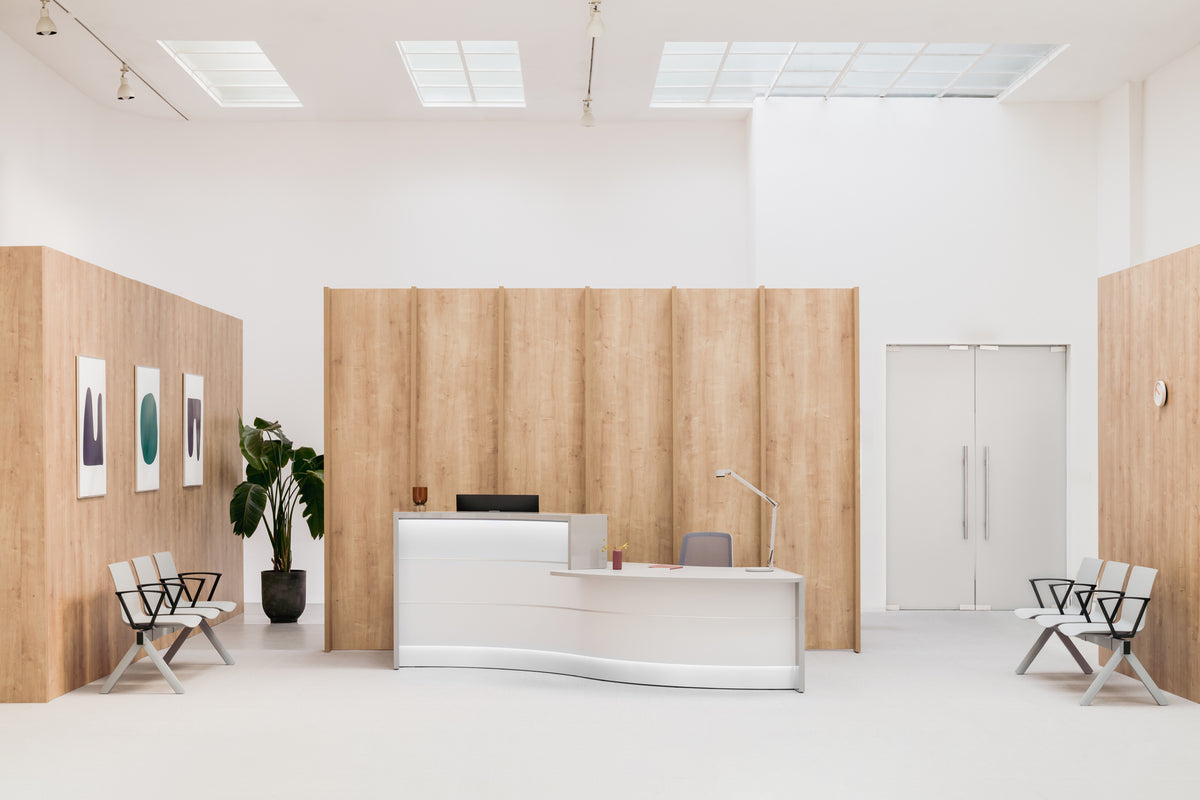 Moderne Empfangstheke Valde LAV30L von MDD, ideal für kreative Büroumgebungen, bietet flexible Gestaltung und ansprechendes Design.