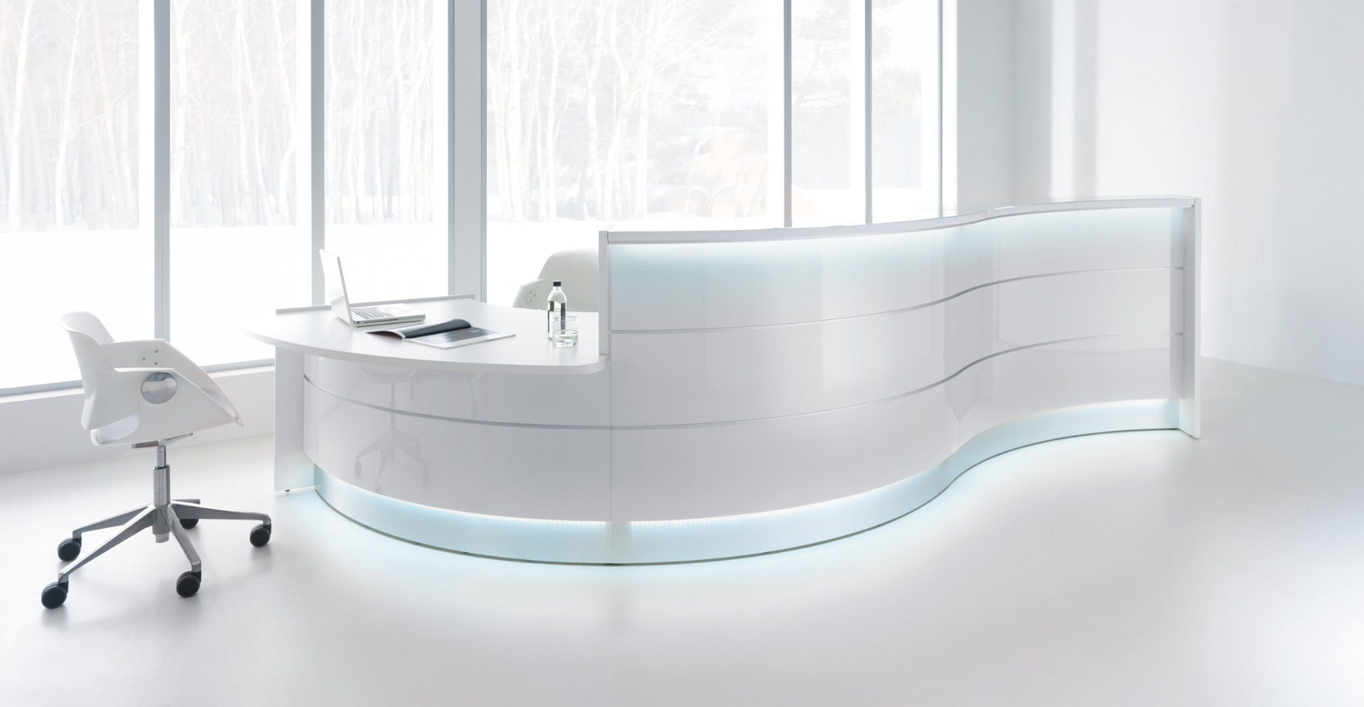 Elegante modulare Empfangstheke Valde LAV35L, perfekt für moderne Büros und vielseitige Empfangsbereiche, die Funktionalität und Stil vereinen.