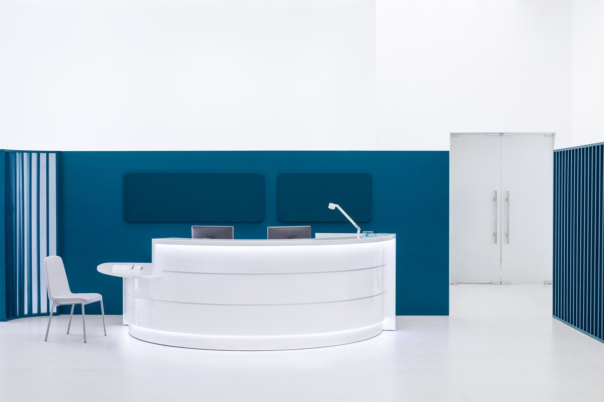 Empfangstheke Valde in Weiss Pastell mit Glas-Oberplatte, Aluminium-Dekorstreifen, HPL-Hochglanzfront und durchgehender LED-Beleuchtung an der Thekenlänge
