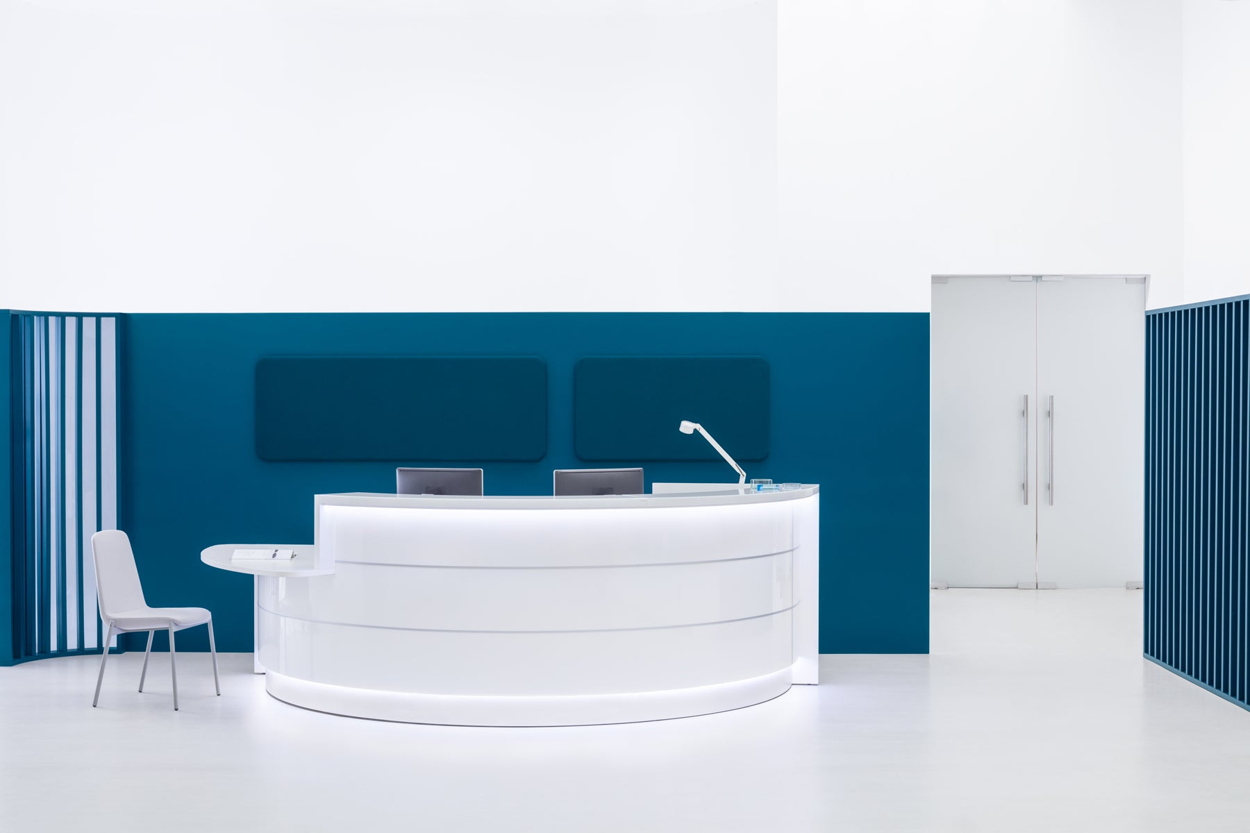 Modulare Empfangstheke Valde LAV15L in ansprechendem Design, vereint Holz und Weiß für eine einladende Atmosphäre im Empfangsbereich.