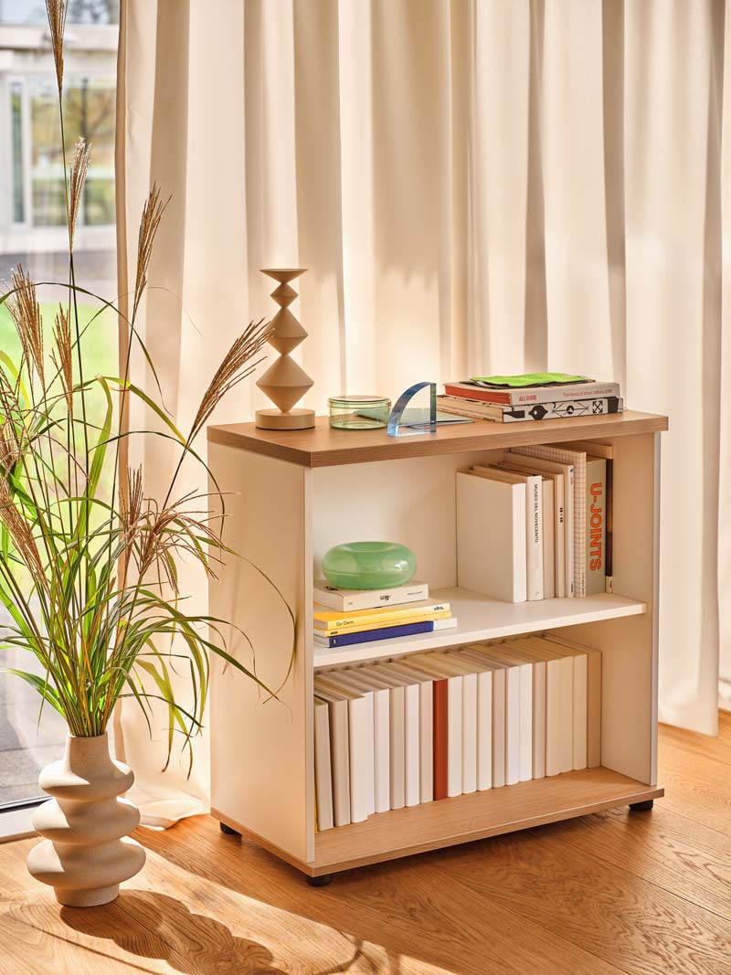 Elegantes Standregal MEA2504 von Mdd in heller Holzoptik, ideal für stilvolle Wohn- und Büroumgebungen mit fünf praktischen Ablagen.
