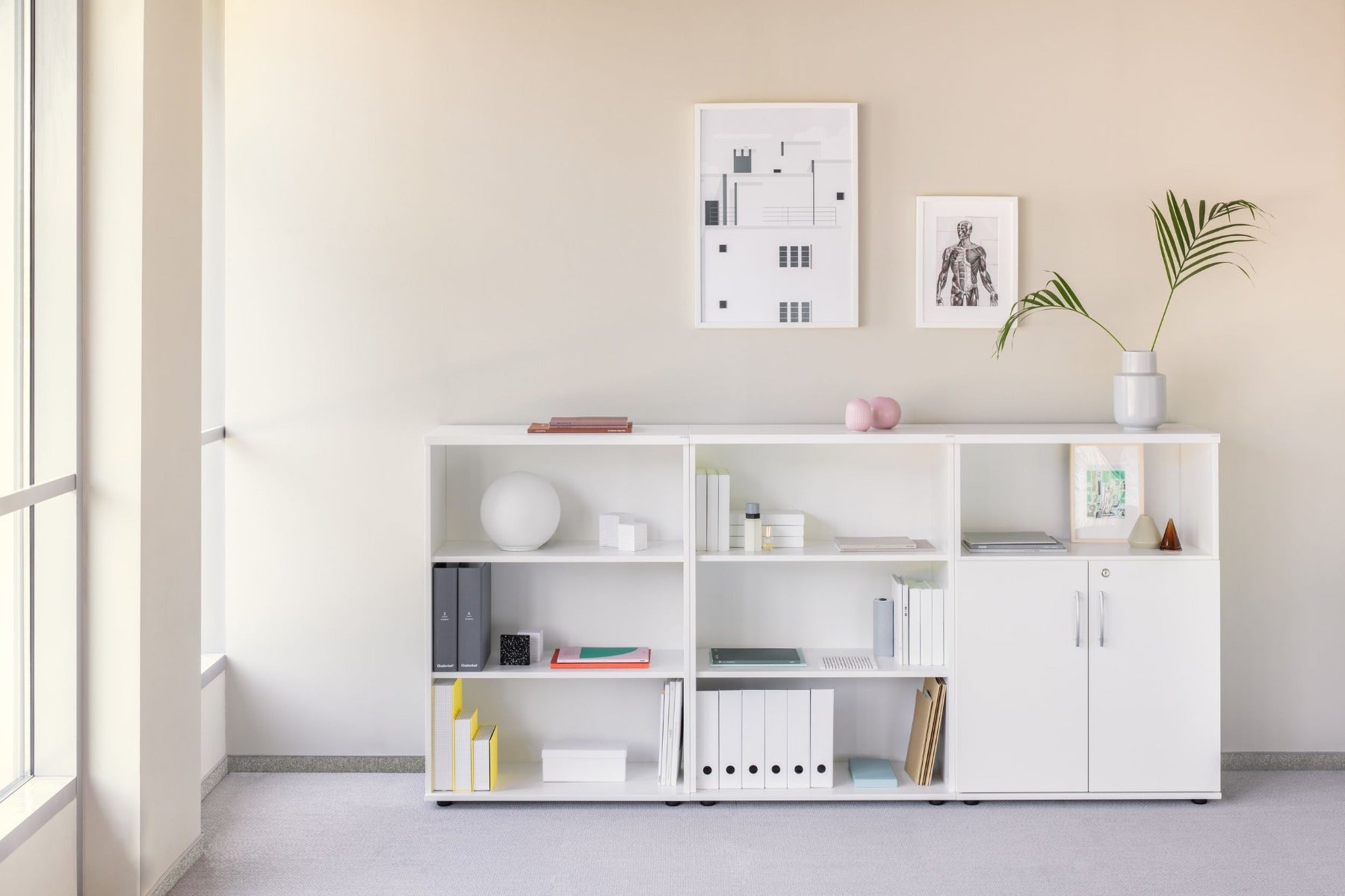 Modernes Standregal MEA2504 von Mdd in ansprechender Holzoptik, perfekt für die stilvolle Organisation und Präsentation Ihrer Lieblingsstücke.
