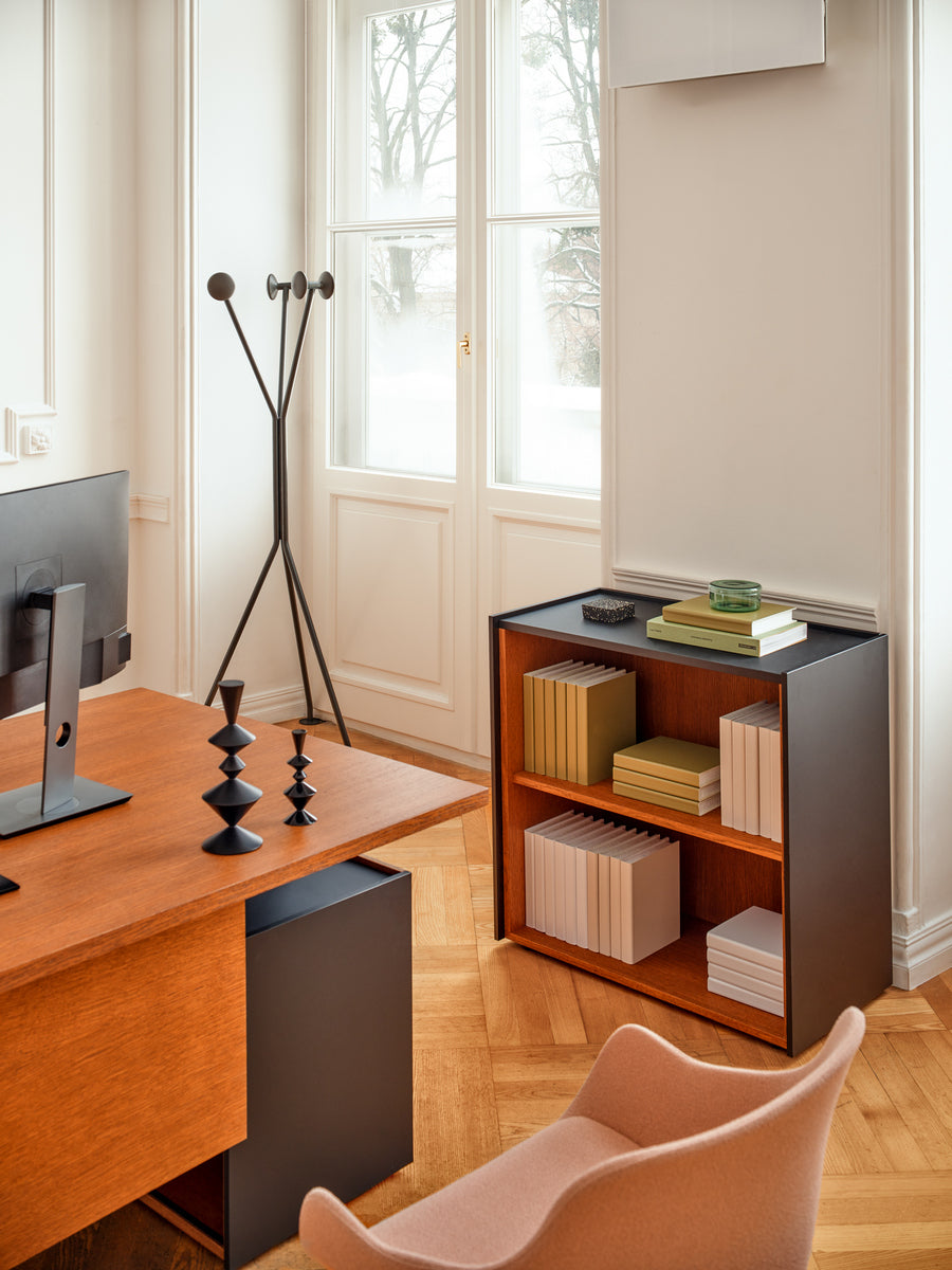 Elegantes Viga V26 Standregal von Mdd: Offenes Design mit Holzregalen und stabiler Metallrahmen, ideal für stilvolle Wohn- und Arbeitsräume.