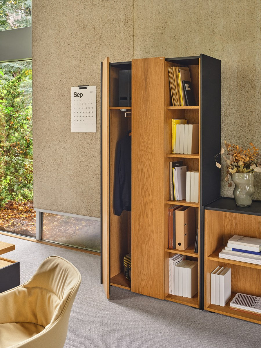Schwarzer Kleiderschrank Viga mit geschlossenem Fach, ausziehbarem Kleiderbügel und offenen Regalfächern, Front in dunkler Walnuss, Hersteller Mdd.