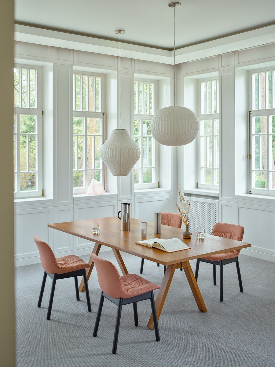 Rechteckiger Esstisch Viga von Mdd mit Tischplatte in Dunkler Walnuss, schwarzem Aluminiumgestell und Füssen aus Naturholz Eiche.