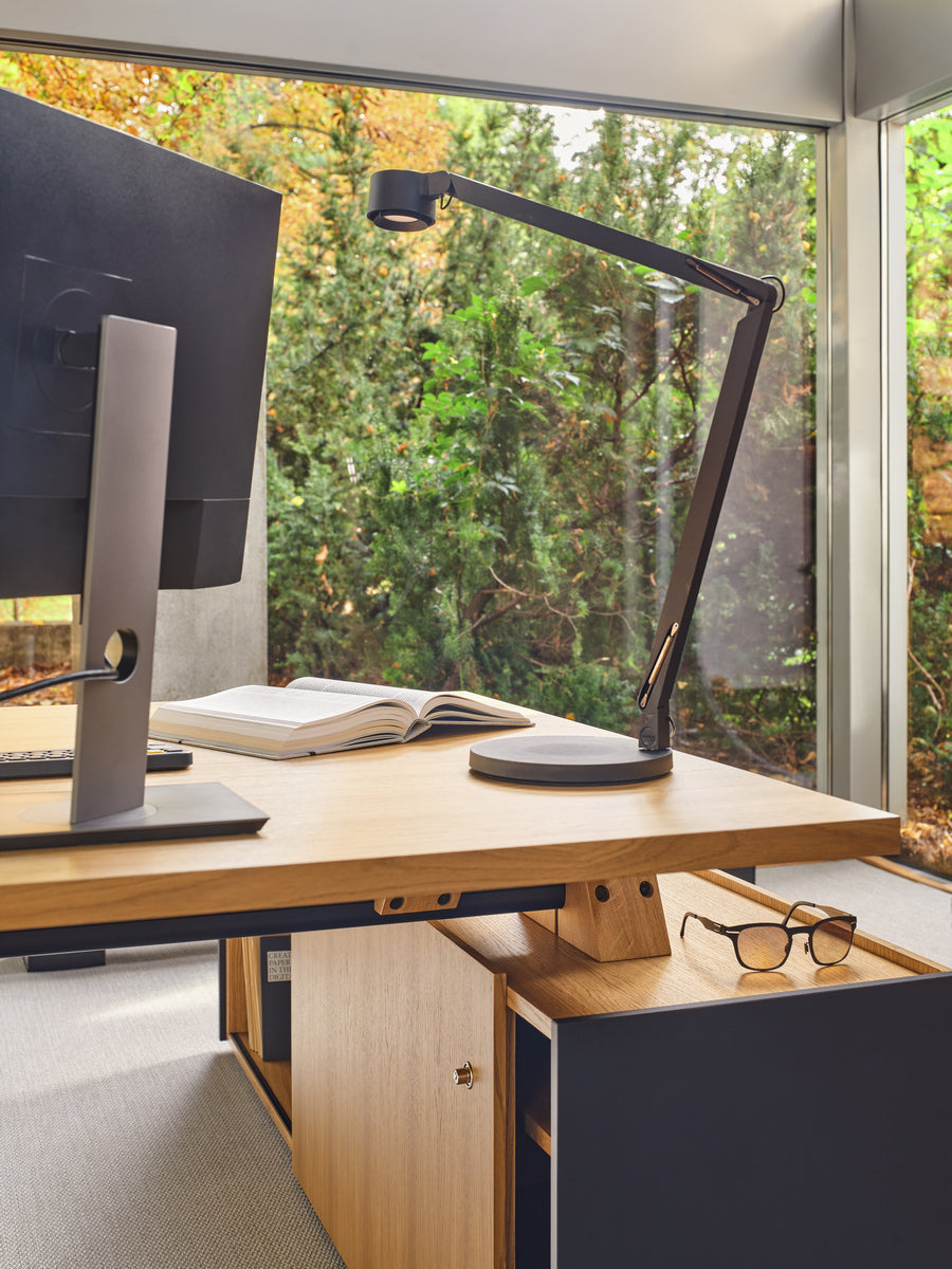 Eleganter Viga V03L Chefschreibtisch von Mdd, kombiniert hochwertige Holzoberfläche mit einem modernen schwarzen Gestell, perfekt für stilvolle Büros.