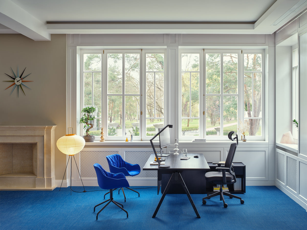 Eleganter Viga V03L Chefschreibtisch von Mdd, kombiniert stilvolle Holzoptik mit einem stabilen schwarzen Gestell für professionelle Büros.