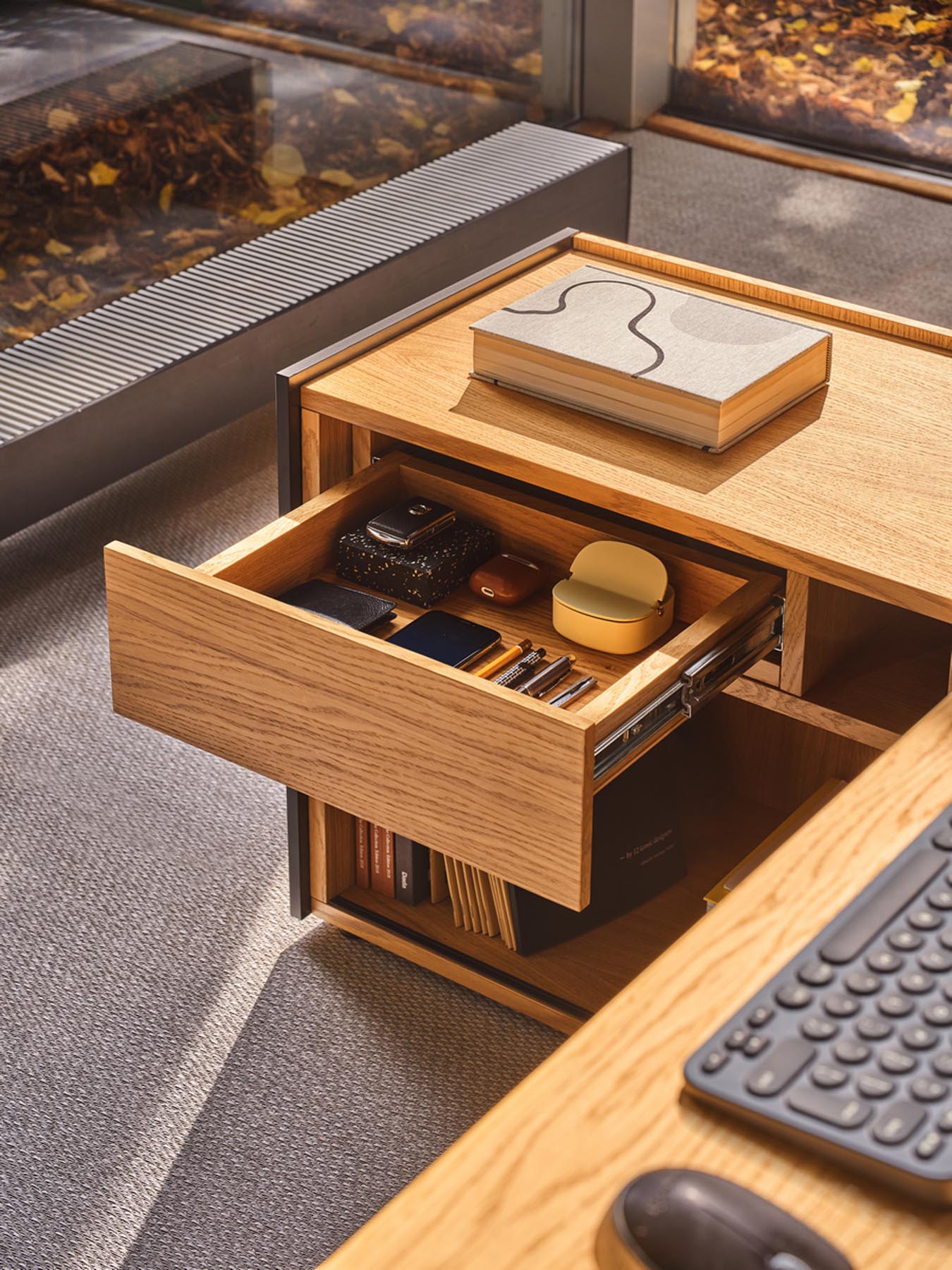 Eleganter Viga V03P Chefschreibtisch von Mdd, ideal für stilvolle Büros, vereint Funktionalität mit modernem Design und großzügiger Arbeitsfläche.