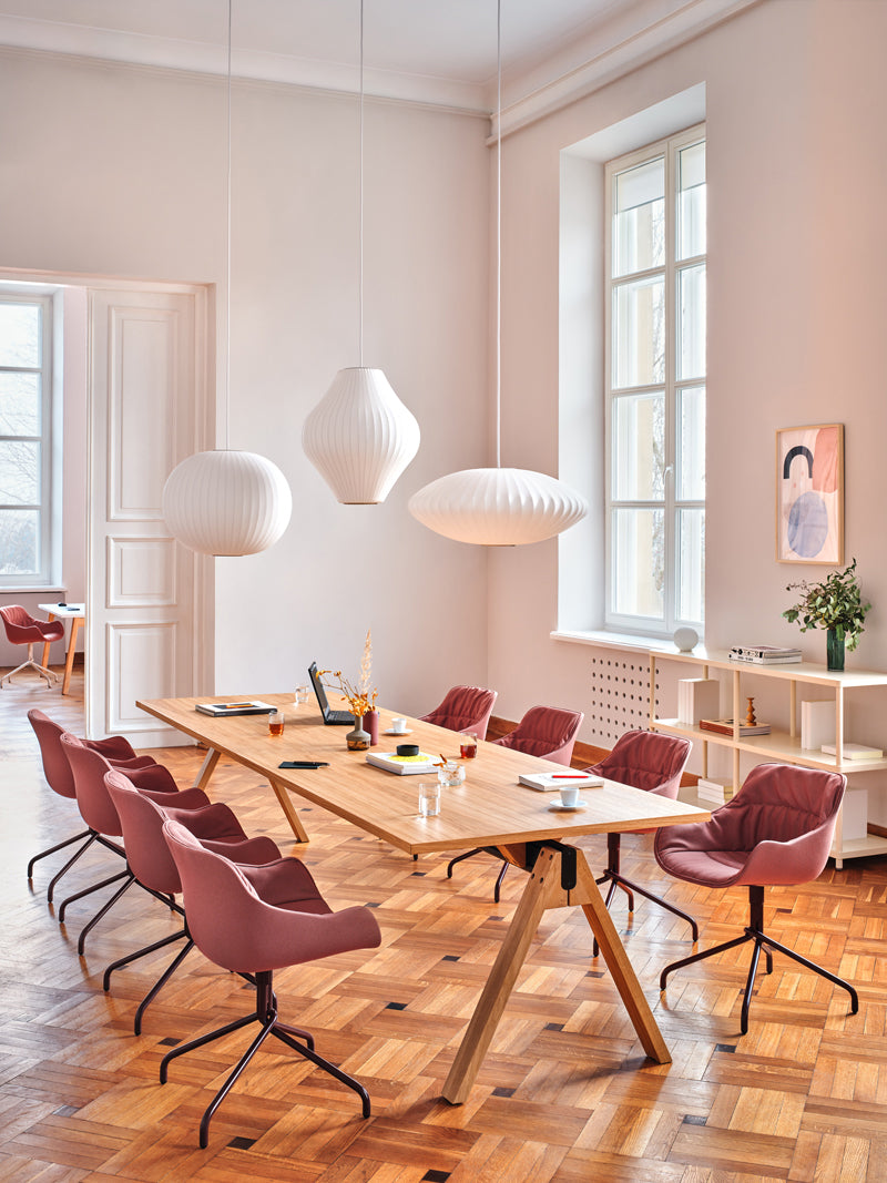 Moderner Viga V18E2 Schreibtisch von Mdd, kombiniert Funktionalität mit einem minimalistischen Design und einem warmen Holzton für inspirierende Arbeitsplätze.