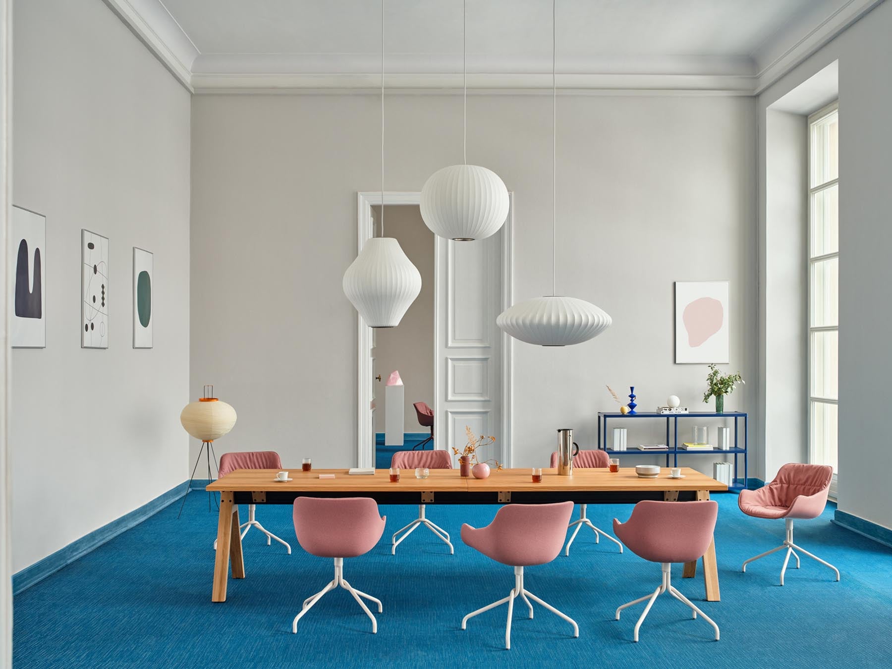 Eleganter Viga V18E2 Schreibtisch von Mdd, ideal für stilvolle Büros, vereint zeitgemäße Ästhetik mit praktischen Funktionen in einem warmen Holzfinish.