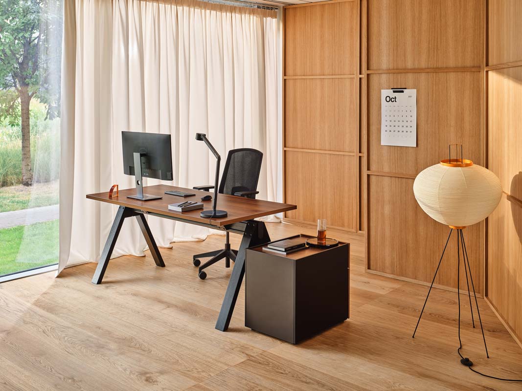 Eleganter Viga V18E2 Schreibtisch von Mdd, ideal für stilvolle Büros, vereint modernes Design mit praktischen Arbeitslösungen.