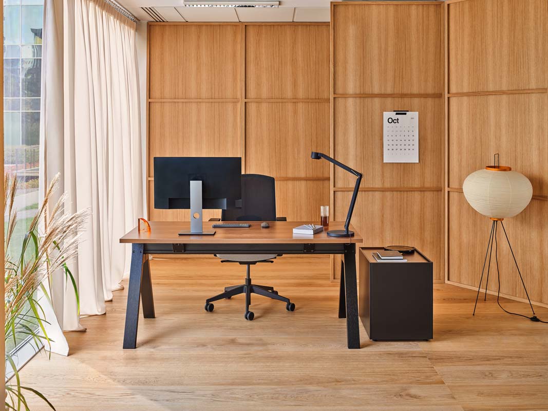 Eleganter Viga V20E2 Schreibtisch von Mdd, ideal für produktives Arbeiten, vereint Funktionalität und modernes Design in einem ansprechenden Look.
