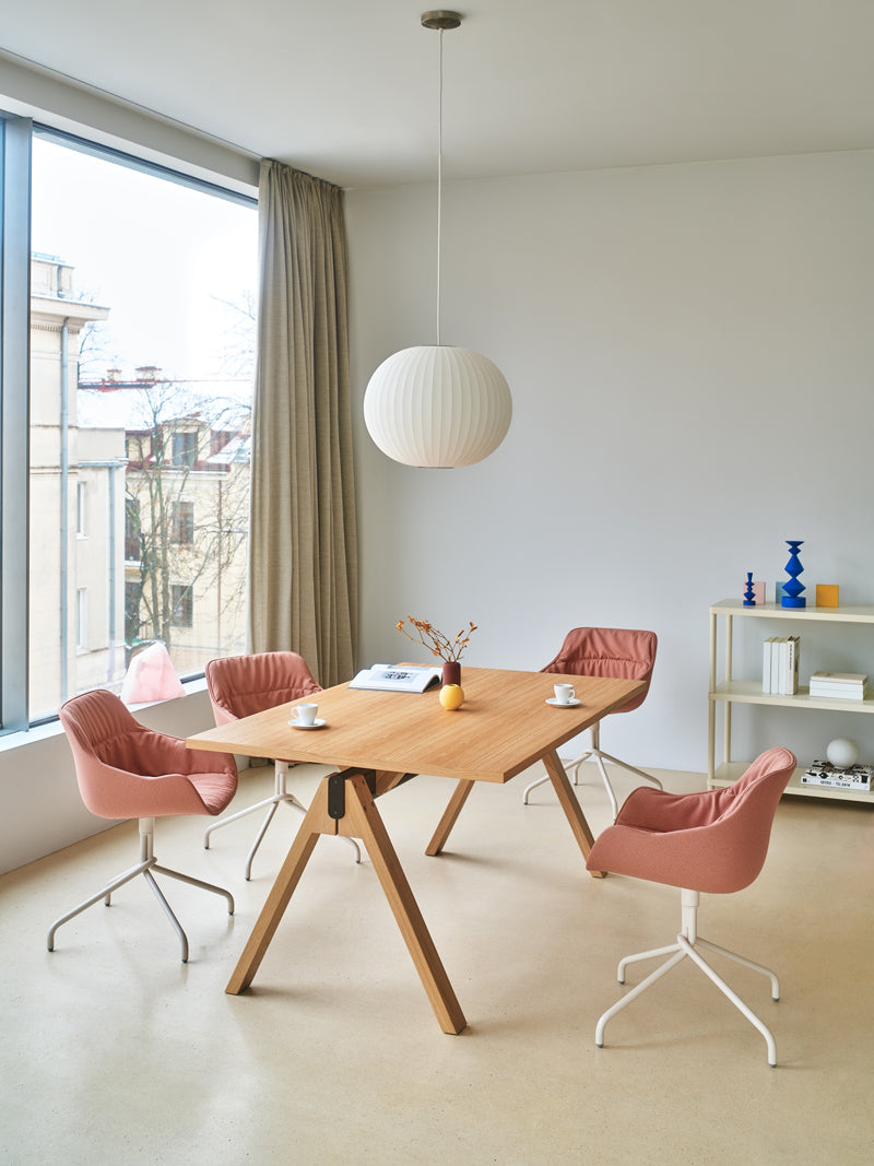 Eleganter Viga V20E2 Schreibtisch von Mdd, ideal für produktives Arbeiten, vereint modernes Design mit funktionalen Details.