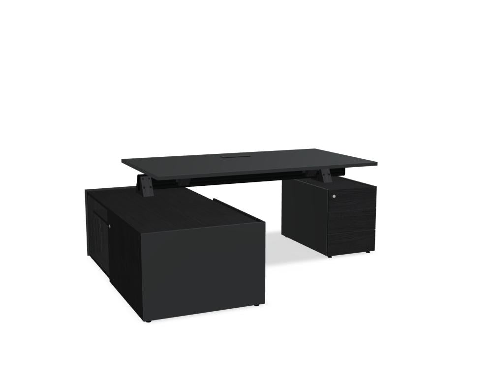 Bild zeigt den Viga V37L Chefschreibtisch mit integriertem Managerschrank und Rollcontainer, moderne Holzoptik, klare Linien, Arbeitsfläche großzügig