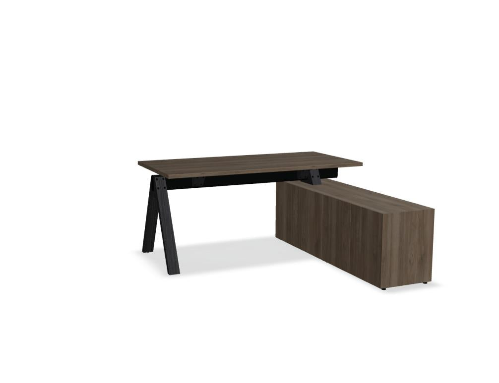 Bild zeigt den Viga V164PM Schreibtisch mit integriertem Managerschrank; modernes Büromöbel-Setup, Holzoberfläche, klares Executive-Design