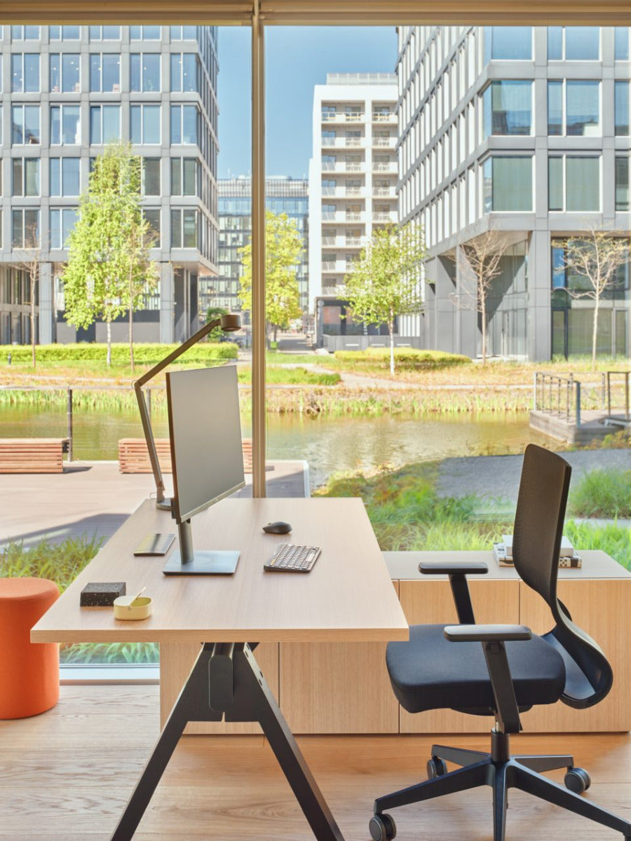 Eleganter Viga V204P Schreibtisch von Mdd mit praktischem Managerschrank, perfekt für ein professionelles Arbeitsumfeld.