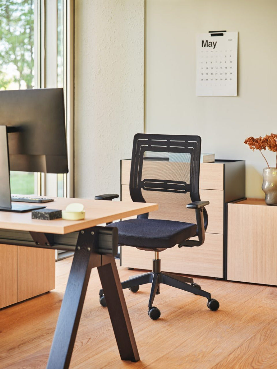 Moderner Viga V204P Schreibtisch von Mdd, ausgestattet mit einem stilvollen Managerschrank, ideal für effizientes Arbeiten im Büro.