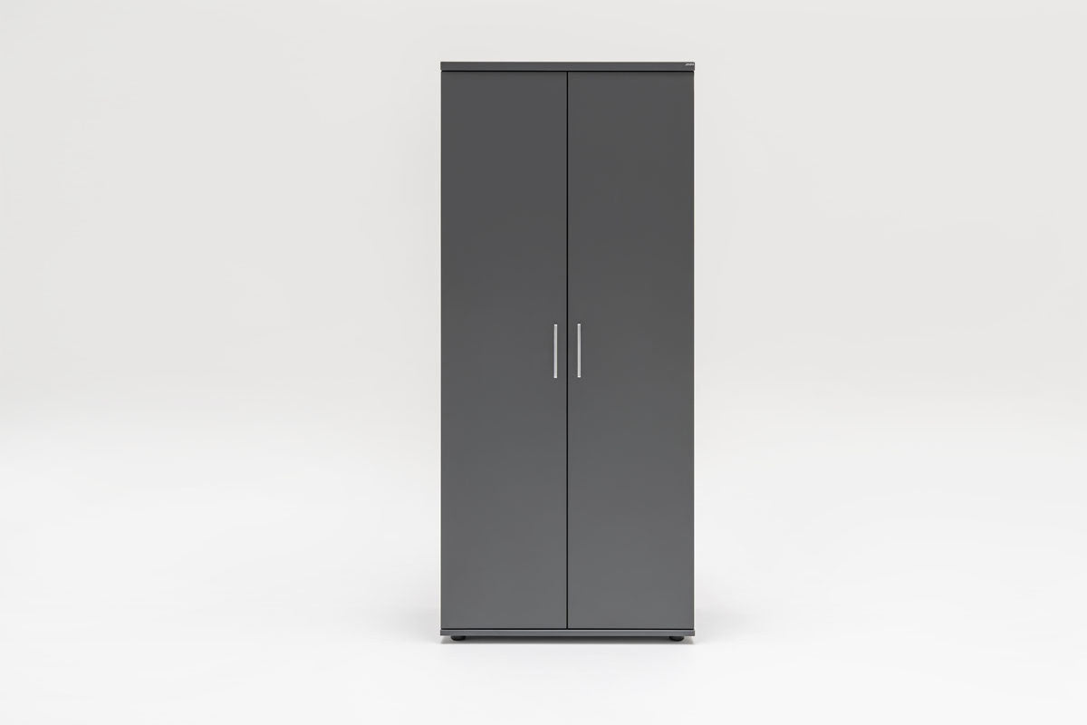 Schwarzer Kleiderschrank Basic von Mdd mit Front in Dunkler Walnuss, Aluminiumgriff, sichtbarer HDF-Rückwand und ausziehbarer Kleiderstange.