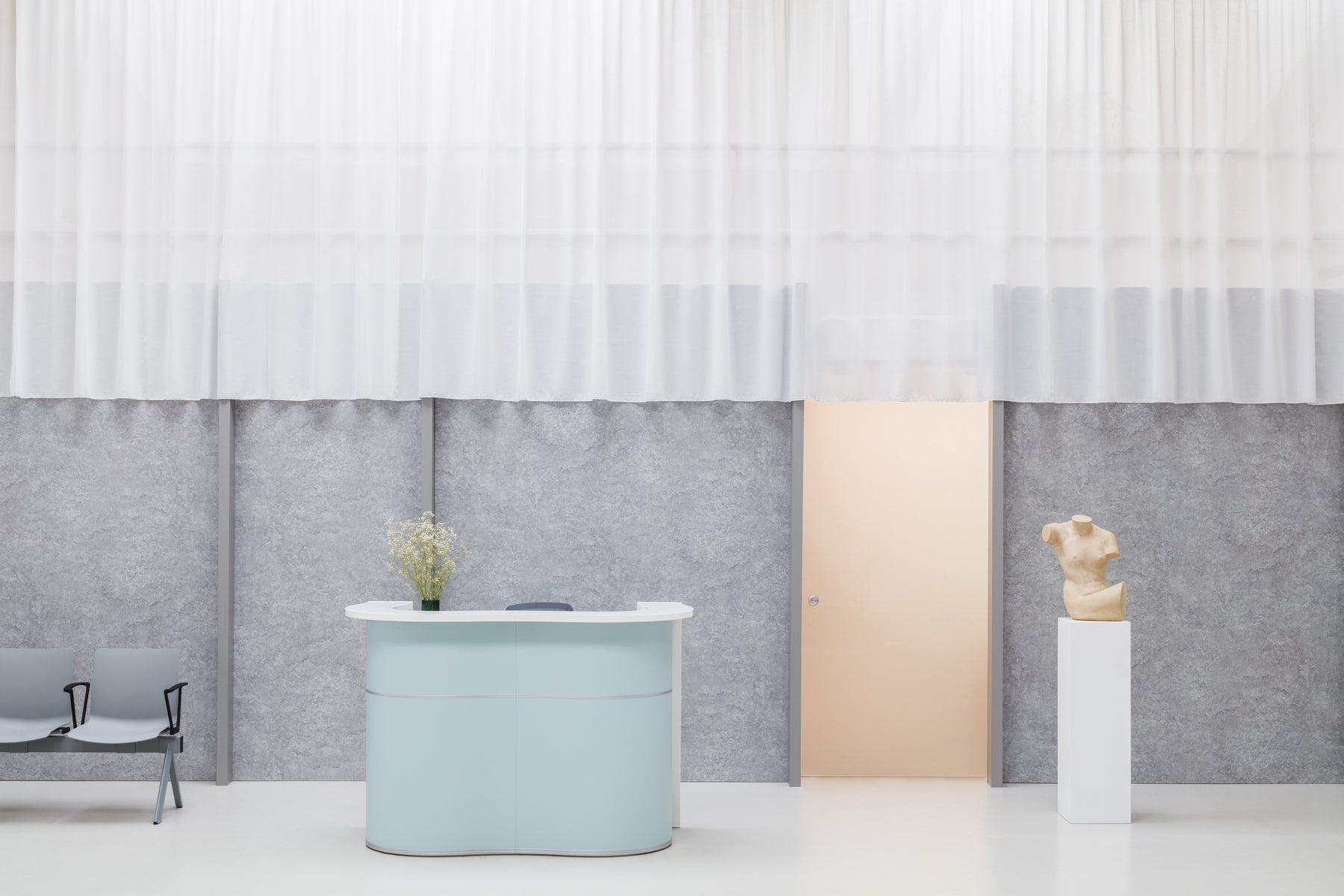 Stylische Wave LUV22 Empfangstheke mit organisch geformter Front, ideal für moderne Büros und Empfangsbereiche, vereint Funktionalität und Ästhetik.