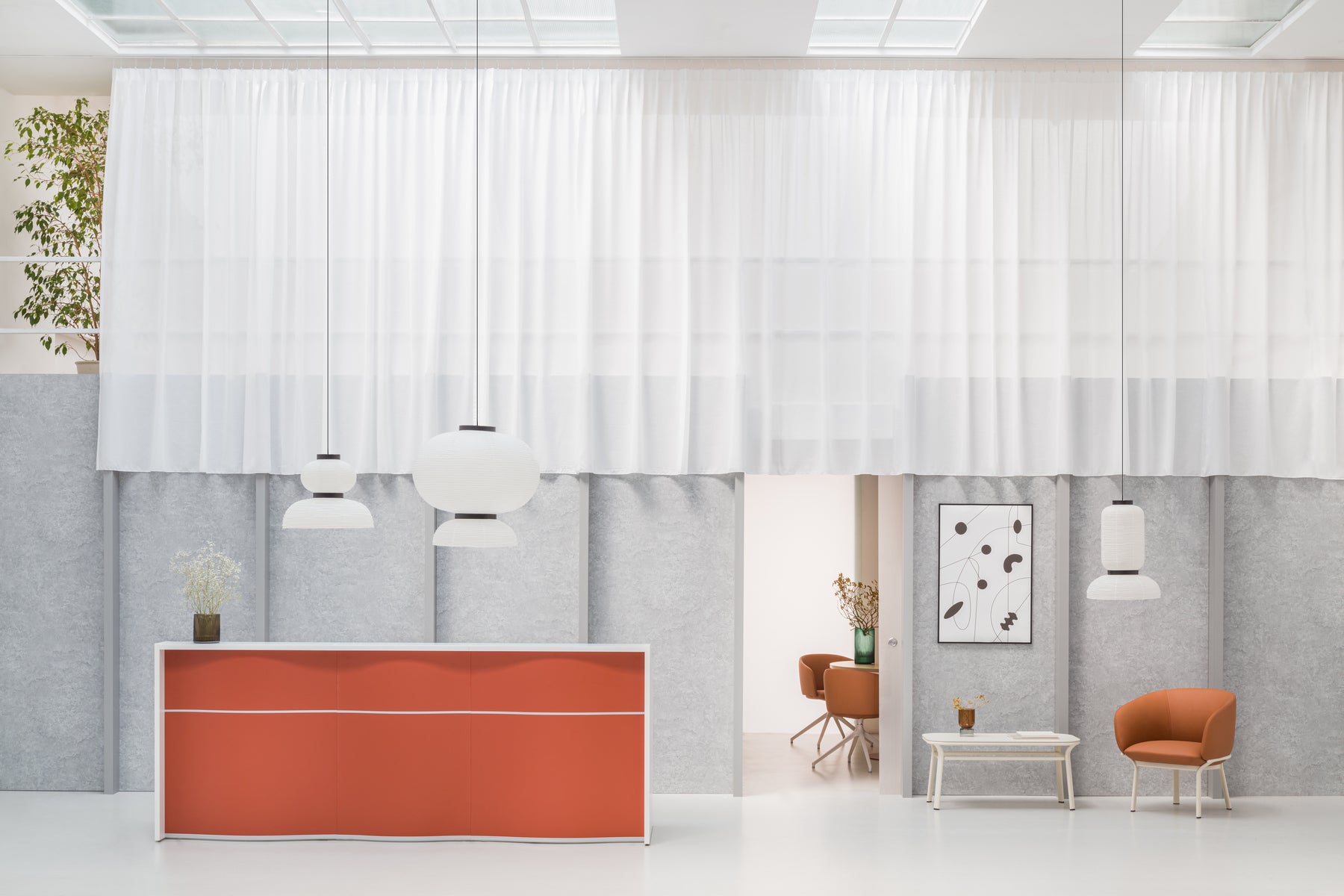 Moderne Empfangstheke Wave LUV38P mit geschwungener Front und natürlichem Holzfinish, perfekt für stilvolle Büroumgebungen.