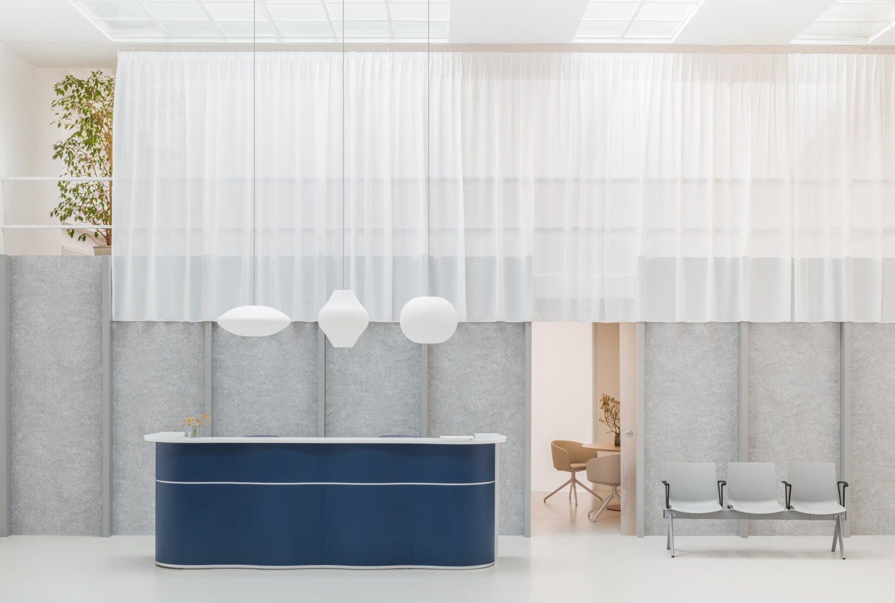 Elegante Empfangstheke Wave LUV38P mit organischer Form und warmem Holzdesign, ideal für kreative Arbeitsräume und Empfangsbereiche.
