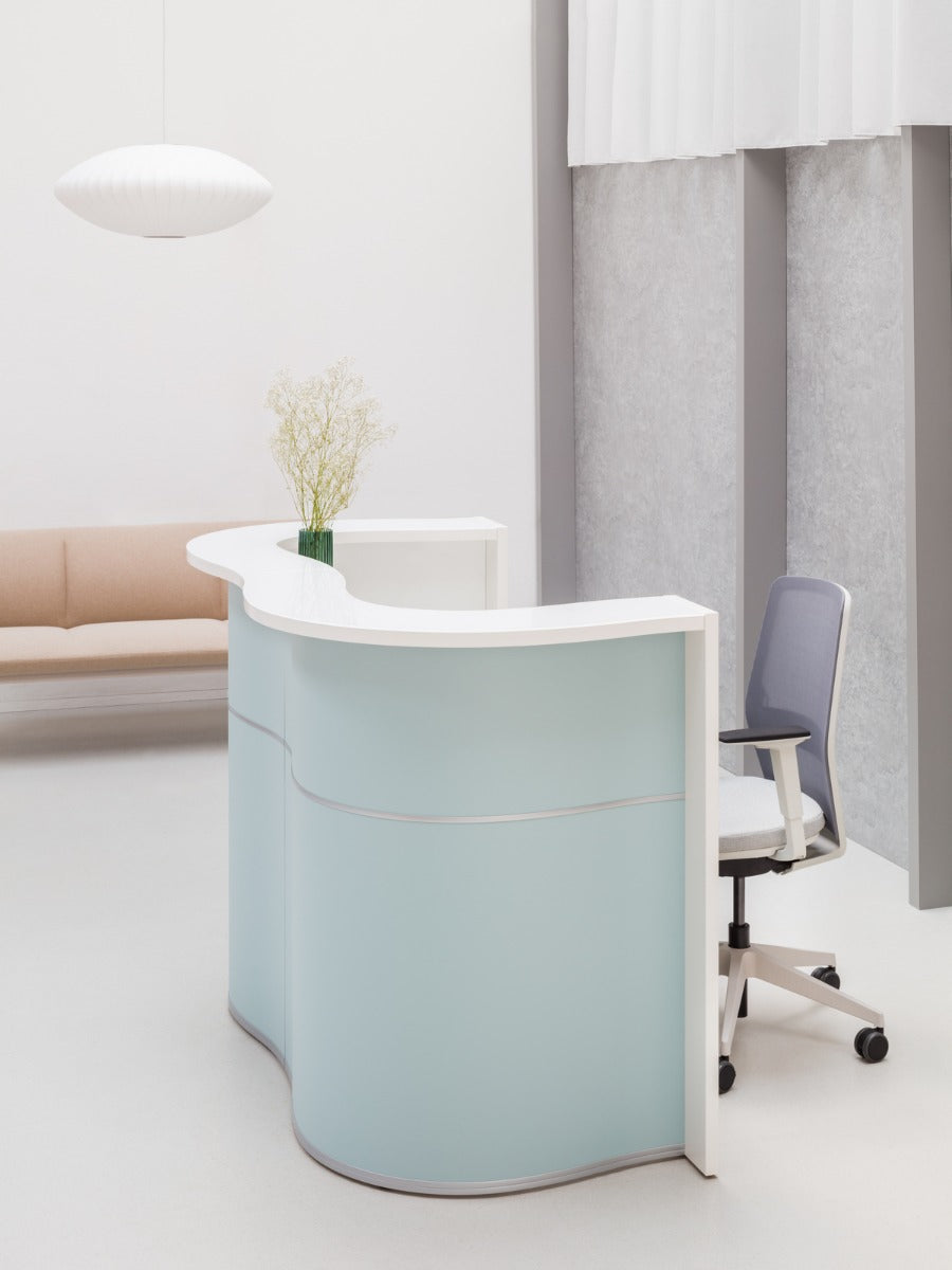 Moderne Empfangstheke Wave LUV45L mit organischer, geschwungener Front, perfekt für stilvolle Büros und Empfangsbereiche.