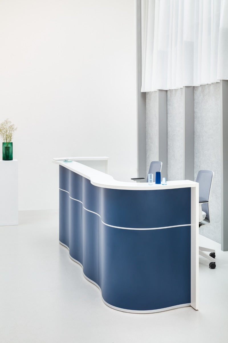 Elegante Empfangstheke Wave LUV45L mit geschwungener Front, ideal für kreative Arbeitsumgebungen und ansprechende Empfangsbereiche.