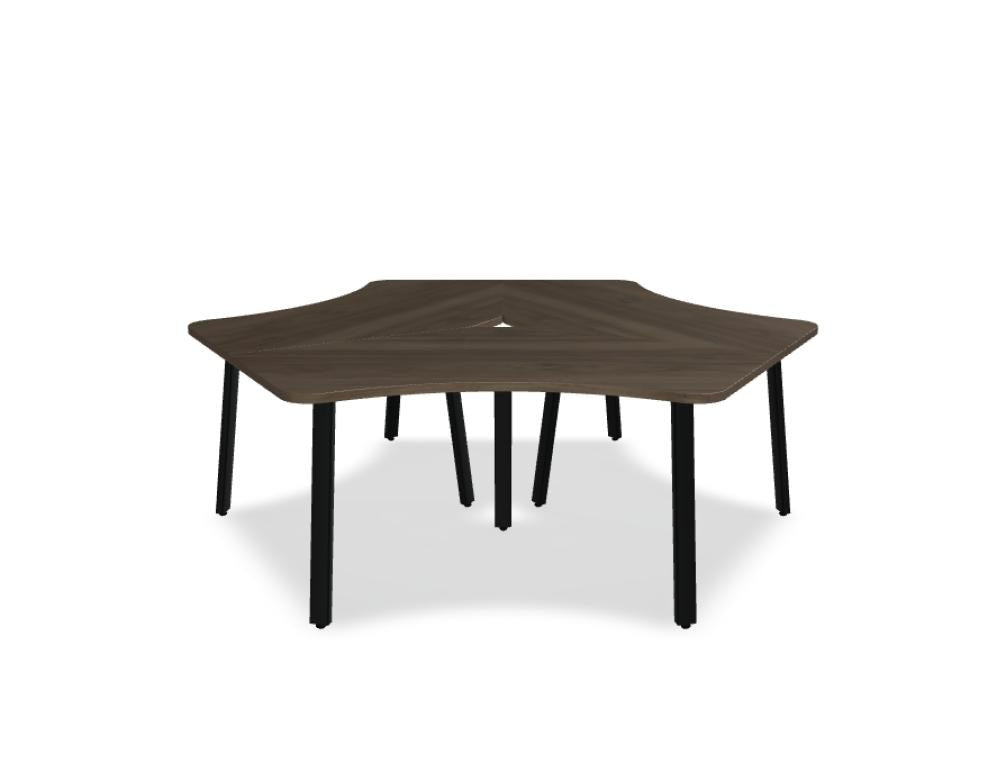 Team-Schreibtisch Ogi A Bench von Mdd mit drei geformten Tischplatten in Honigeiche und schwarzem Stahlgestell mit schrägen Beinen.