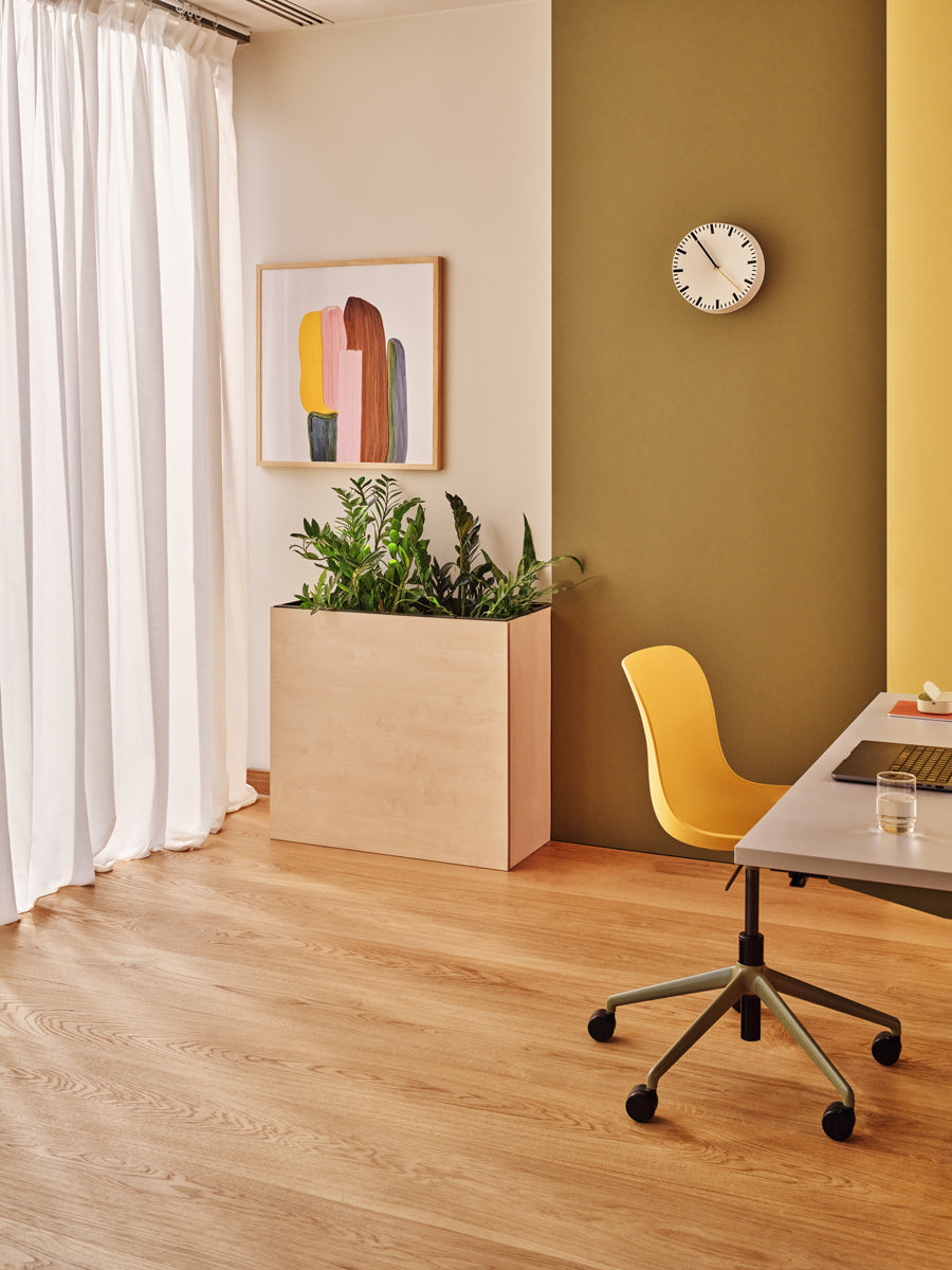 Eleganter freistehender Blumentopf in sanften Farben, perfekt für die stilvolle Präsentation von Pflanzen im Innen- und Außenbereich.