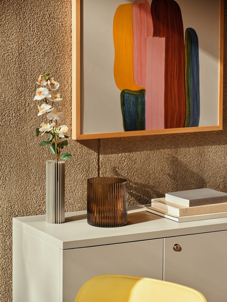 Büroschrank Color von Mdd mit Front aus farbigem HPL, Push-to-Open-System und Oberplatte in Aluminium Satinato, Melaminplatte.