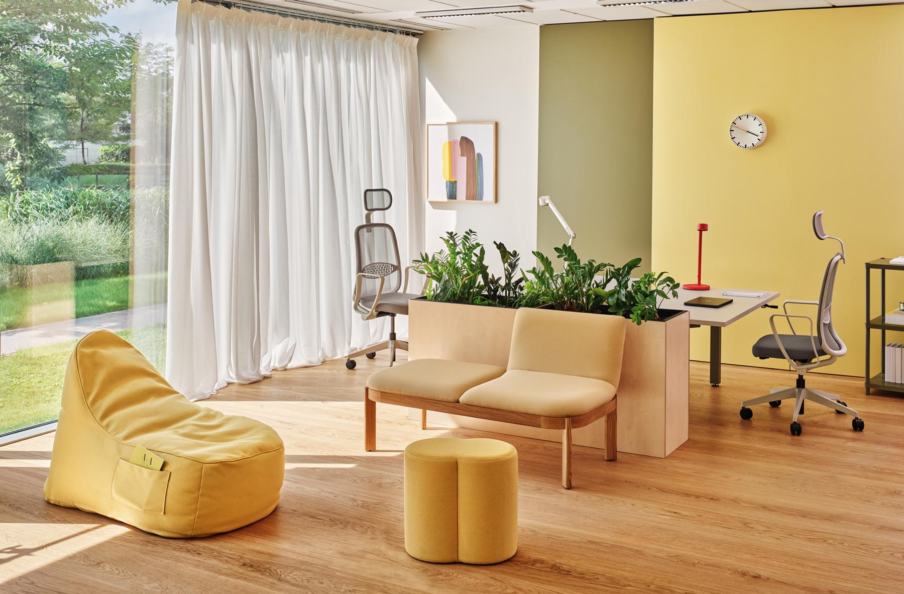 Eleganter Astro ASR01 Bürostuhl von Mdd, perfekt für kreative Arbeitsumgebungen, vereint modernes Design mit ergonomischer Funktionalität.