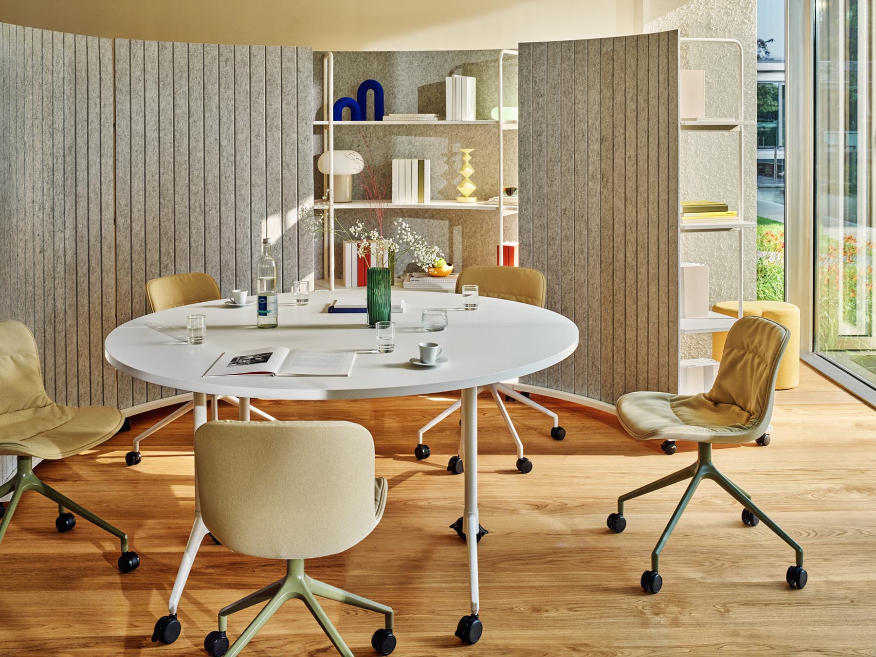 Das Tanca TC03 Standregal von Mdd besticht durch sein elegantes, minimalistisches Design in heller Holzoptik und bietet vielseitige Ablagemöglichkeiten.
