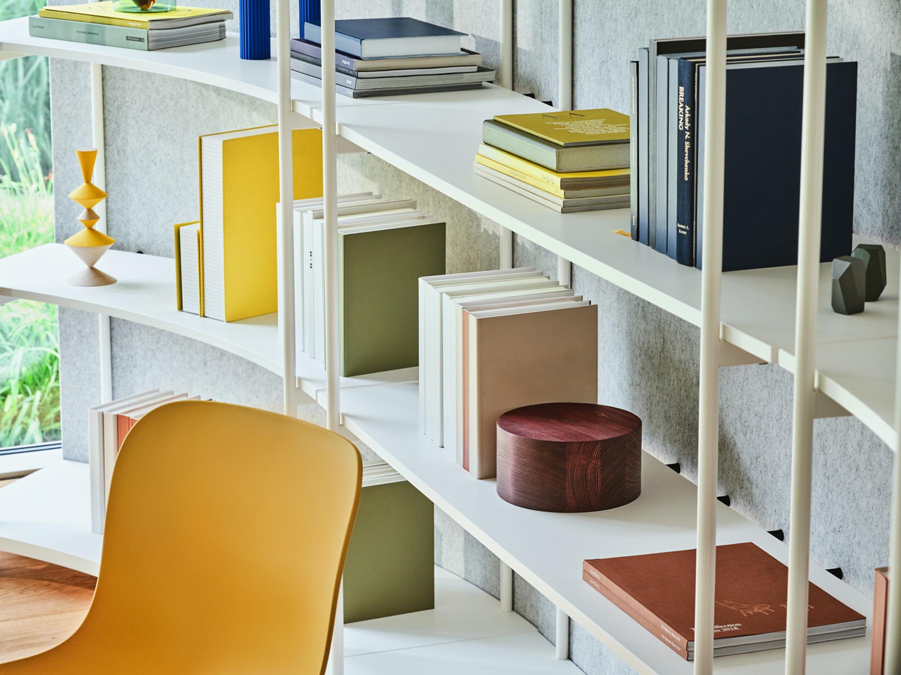 Elegantes Tanca TC03 Standregal von Mdd, gefertigt aus edlem Holz, perfekt für eine ansprechende Raumgestaltung und praktische Aufbewahrung.