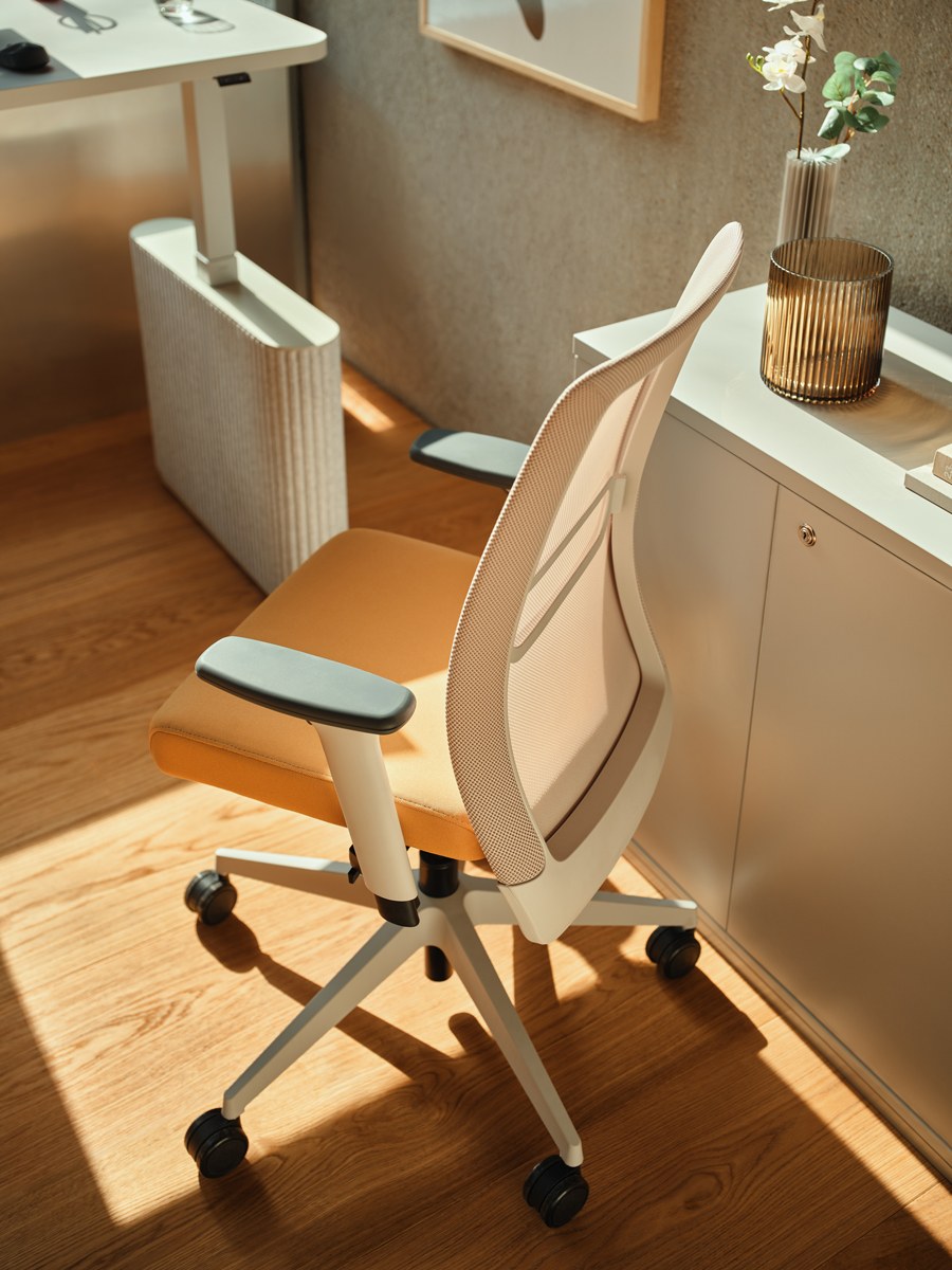 Büroschrank Color von Mdd mit Front aus farbigem HPL, Push-to-Open-System und Oberplatte in Aluminium Satinato, Melaminplatte.