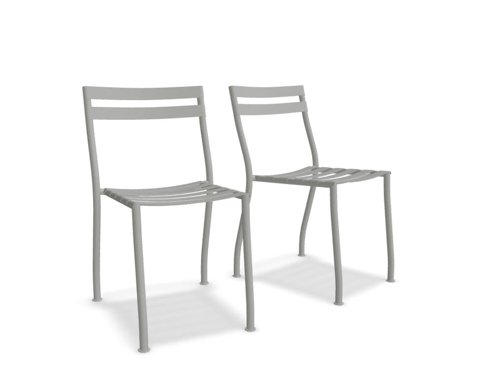 Zwei moderne Gartenstühle Flaner FLR01 aus Holz- oder Kunststoffrahmen, helles Gewebe-Sitzpolster, kompakte Sitzhöhe, outdoor-geeignet, rustikale Eleganz für Balkon oder Terrasse