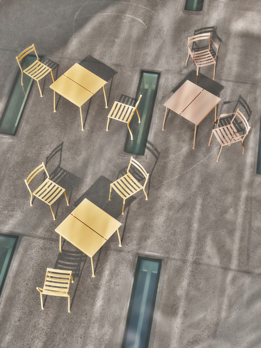 Set aus zwei eleganten Flaner FLR02 Gartenstühlen, gefertigt aus langlebigem Material, perfekt für stilvolle Außenbereiche und platzsparend stapelbar.