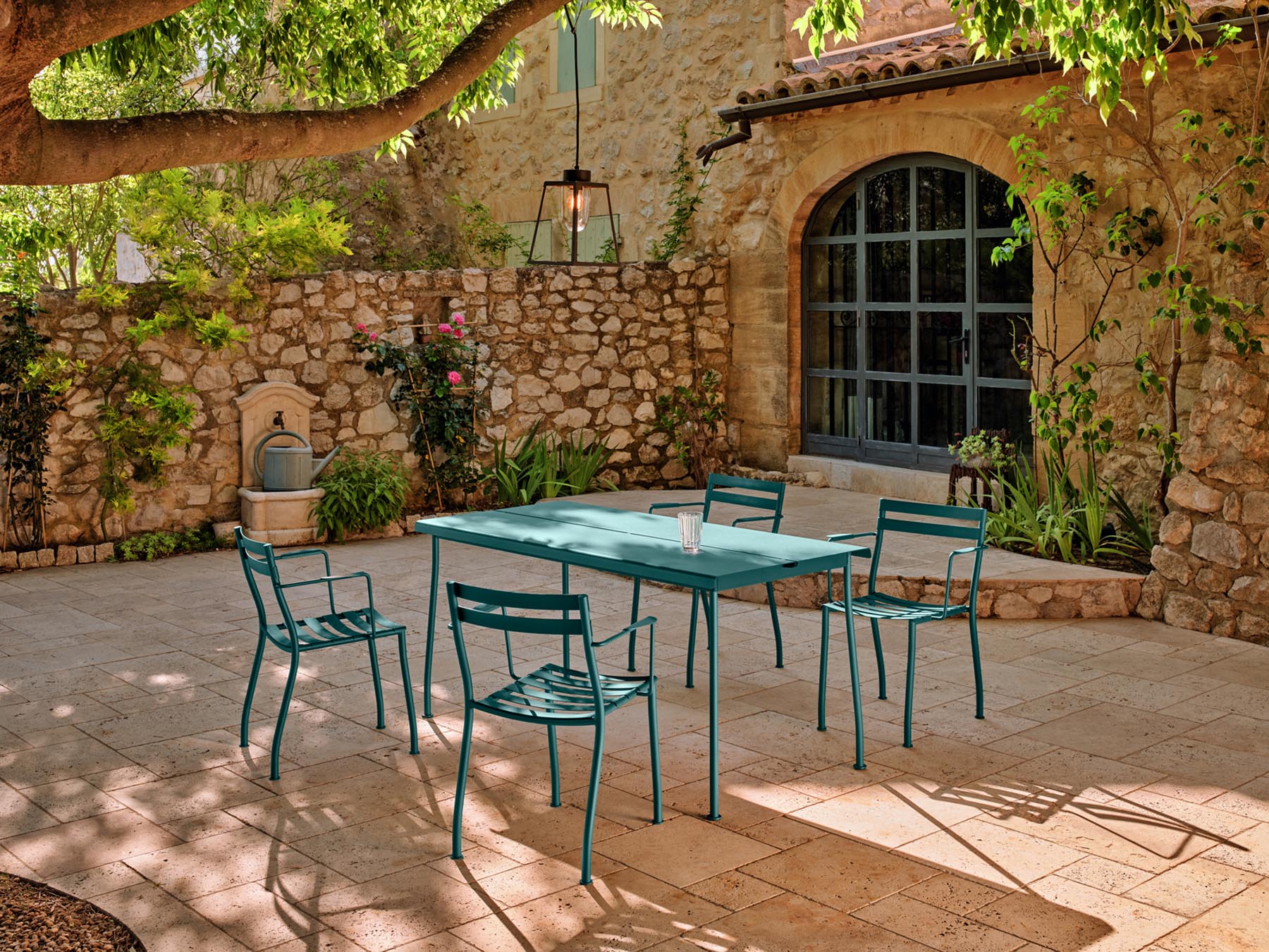 Zwei stilvolle Flaner FLR02 Gartenstühle, ideal für den Außenbereich, bieten Komfort und modernes Design, stapelbar für einfache Lagerung.