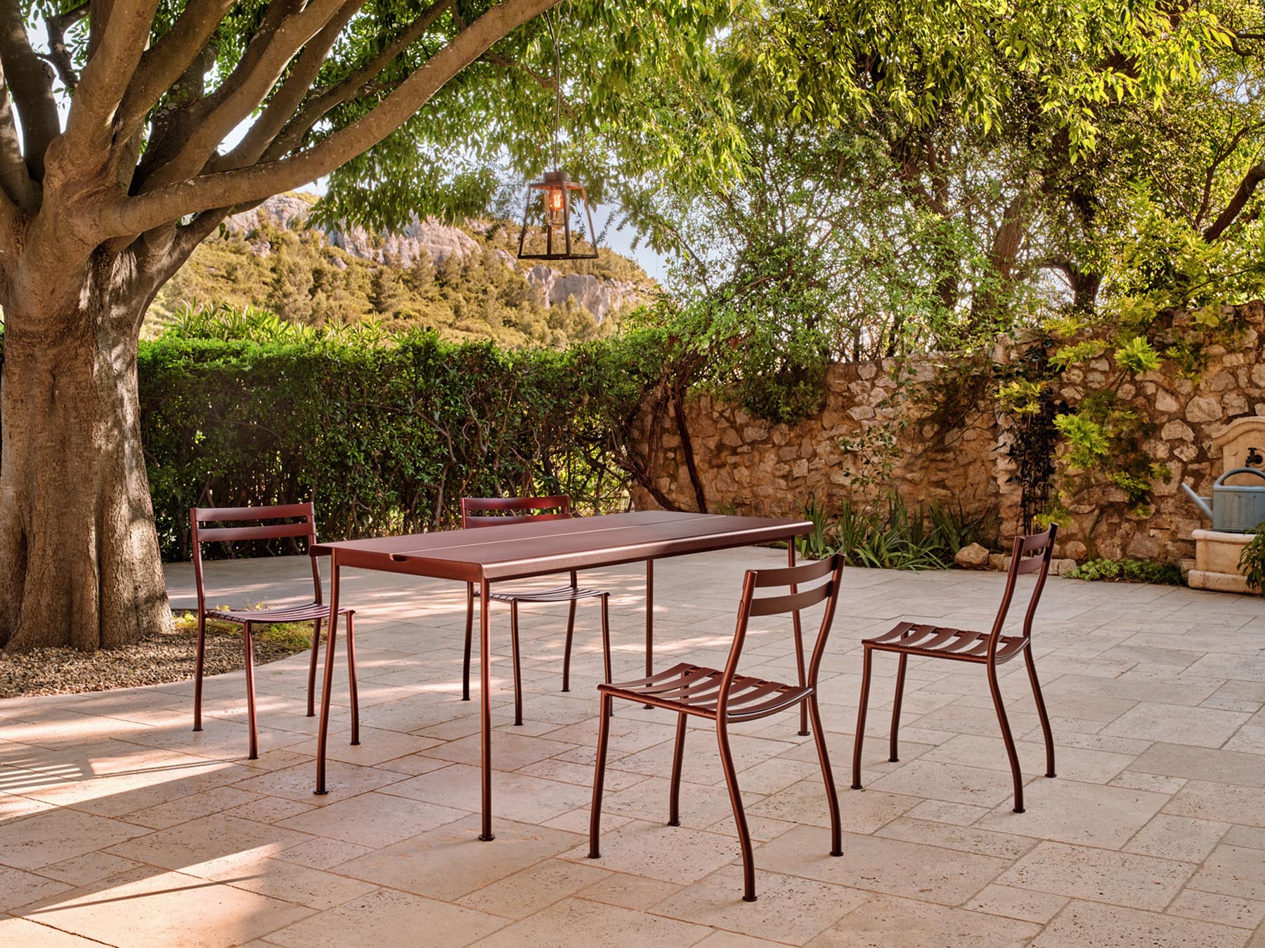 Zwei elegante Flaner FLR02 Gartenstühle in modernem Design, perfekt für Terrasse oder Garten, platzsparend stapelbar und komfortabel.