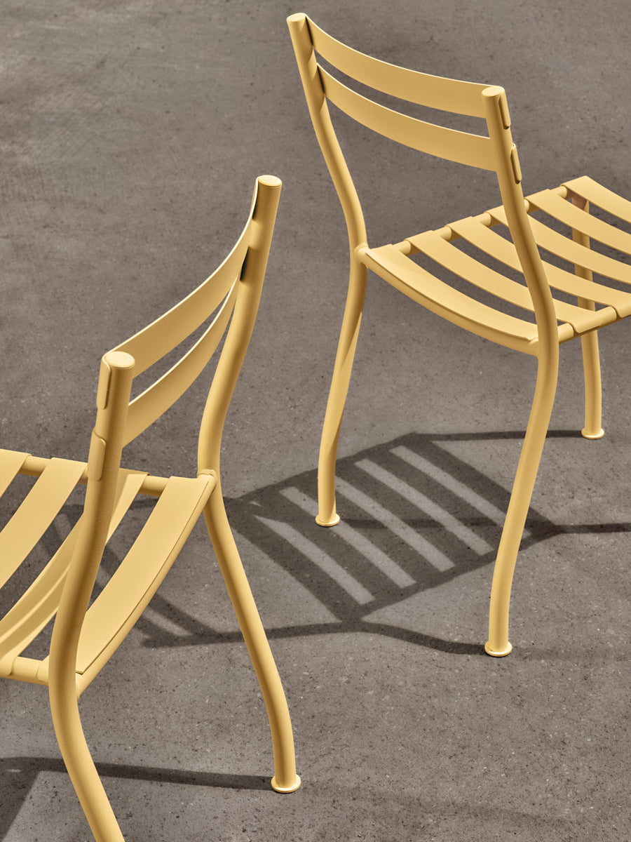 Zwei elegante Flaner FLR02 Gartenstühle, perfekt für den Außenbereich, bieten Komfort und modernes Design, ideal für gesellige Momente.