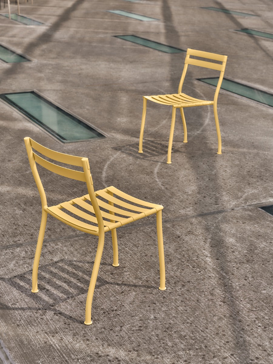 Zwei elegante Flaner FLR02 Gartenstühle, perfekt für den Außenbereich, bieten Komfort und Stil für jede Gelegenheit im Freien.