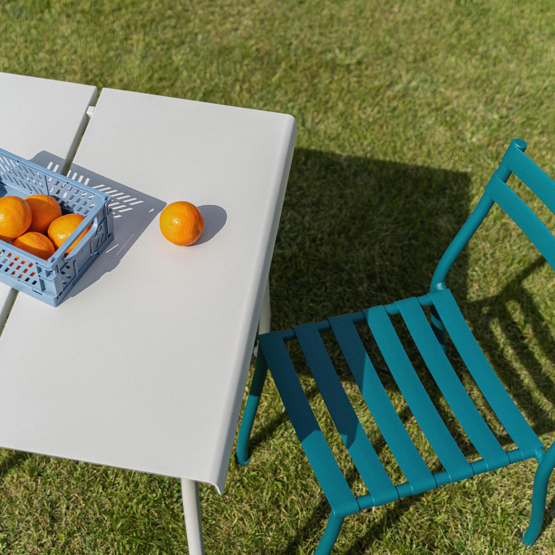 Zwei stilvolle Flaner FLR02 Gartenstühle im Set, ideal für entspannte Stunden im Freien, vereinen modernes Design mit hohem Sitzkomfort.