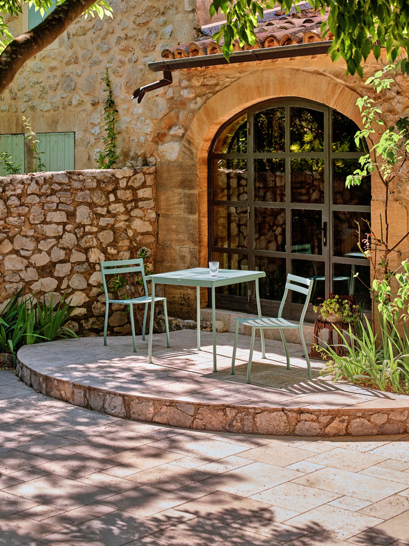 Zwei stilvolle Flaner FLR02 Gartenstühle im Set, ideal für entspannte Stunden im Freien, vereinen modernes Design mit hohem Sitzkomfort.
