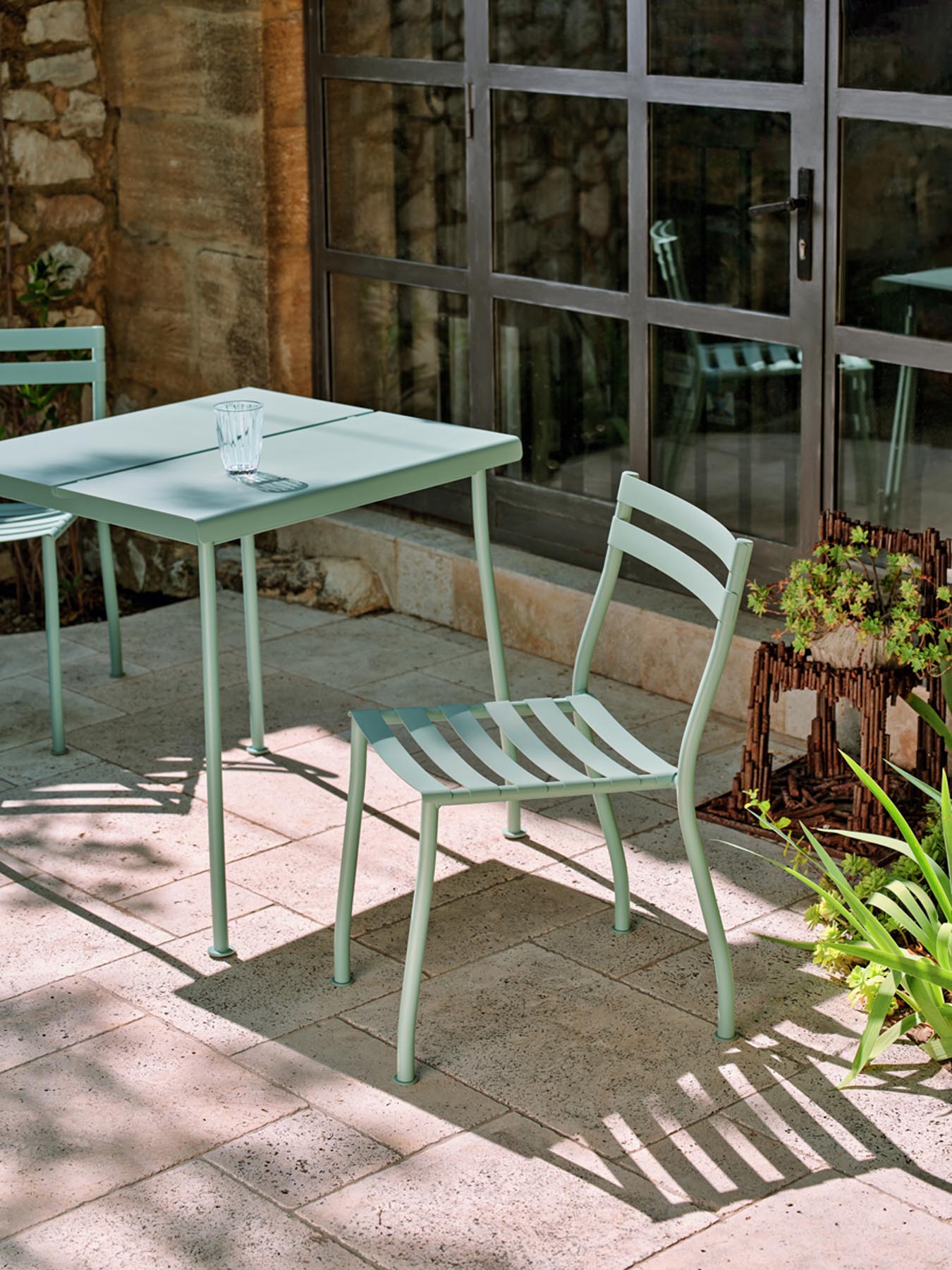Elegantes Set aus zwei Flaner FLR02 Gartenstühlen, perfekt für den Außenbereich, kombiniert zeitgemäße Ästhetik mit optimalem Komfort.