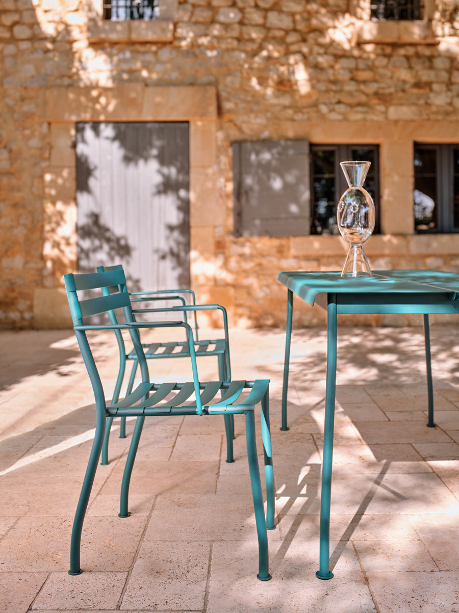 Zwei stilvolle Flaner FLR02 Gartenstühle im Set, ideal für entspannte Stunden im Freien, vereinen modernes Design und hohen Sitzkomfort.
