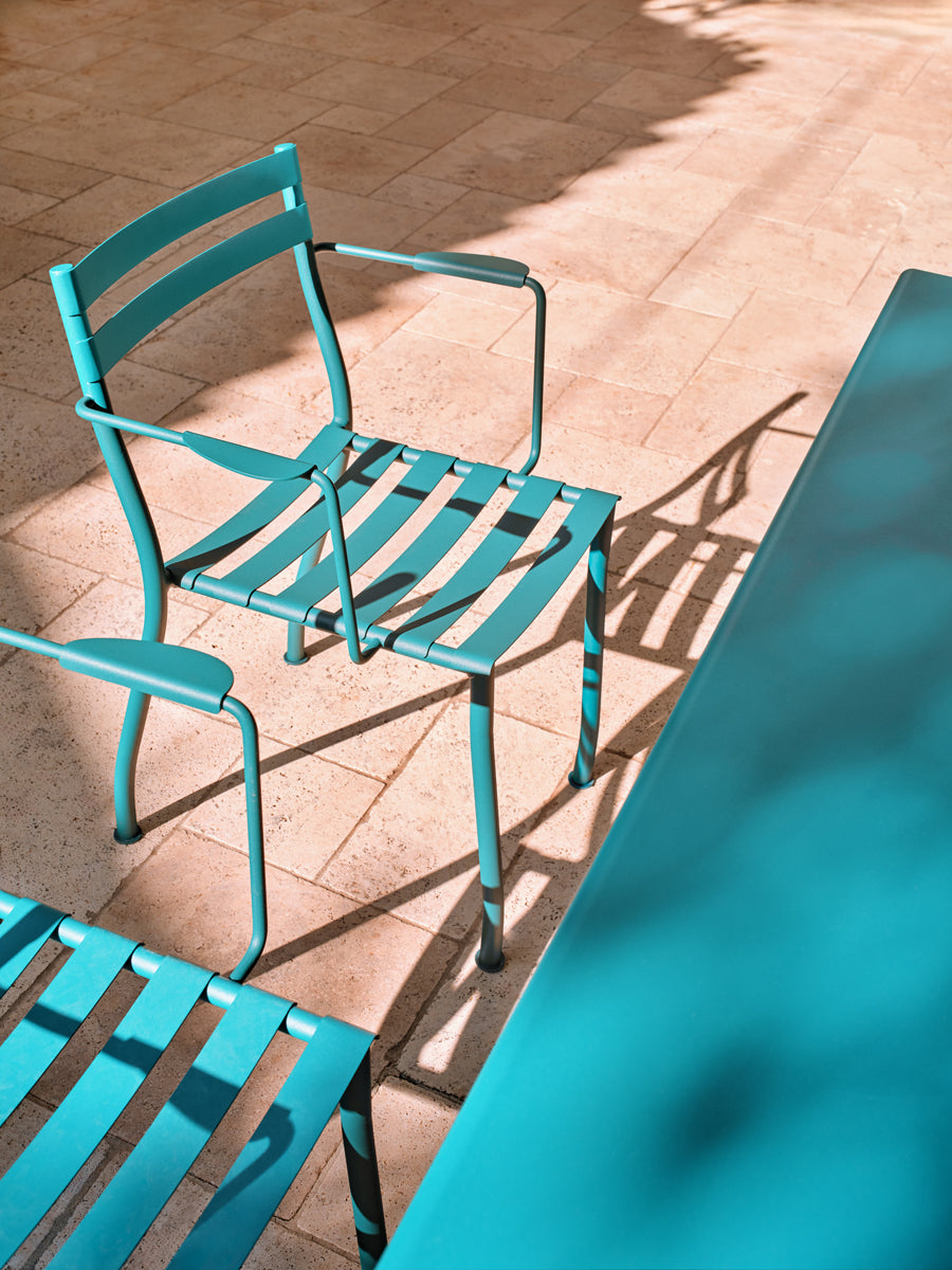 Zwei elegante Flaner FLR02 Gartenstühle im Set, perfekt für den Außenbereich, bieten eine harmonische Kombination aus Komfort und zeitgemäßem Stil.