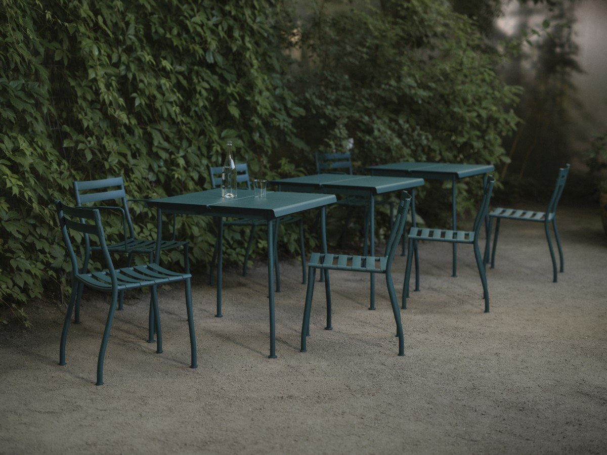 Zwei stapelbare Gartenstühle Flaner von Mdd aus verzinktem, pulverbeschichtetem Stahl in Türkis matt mit schwarzen Kunststofffüssen.