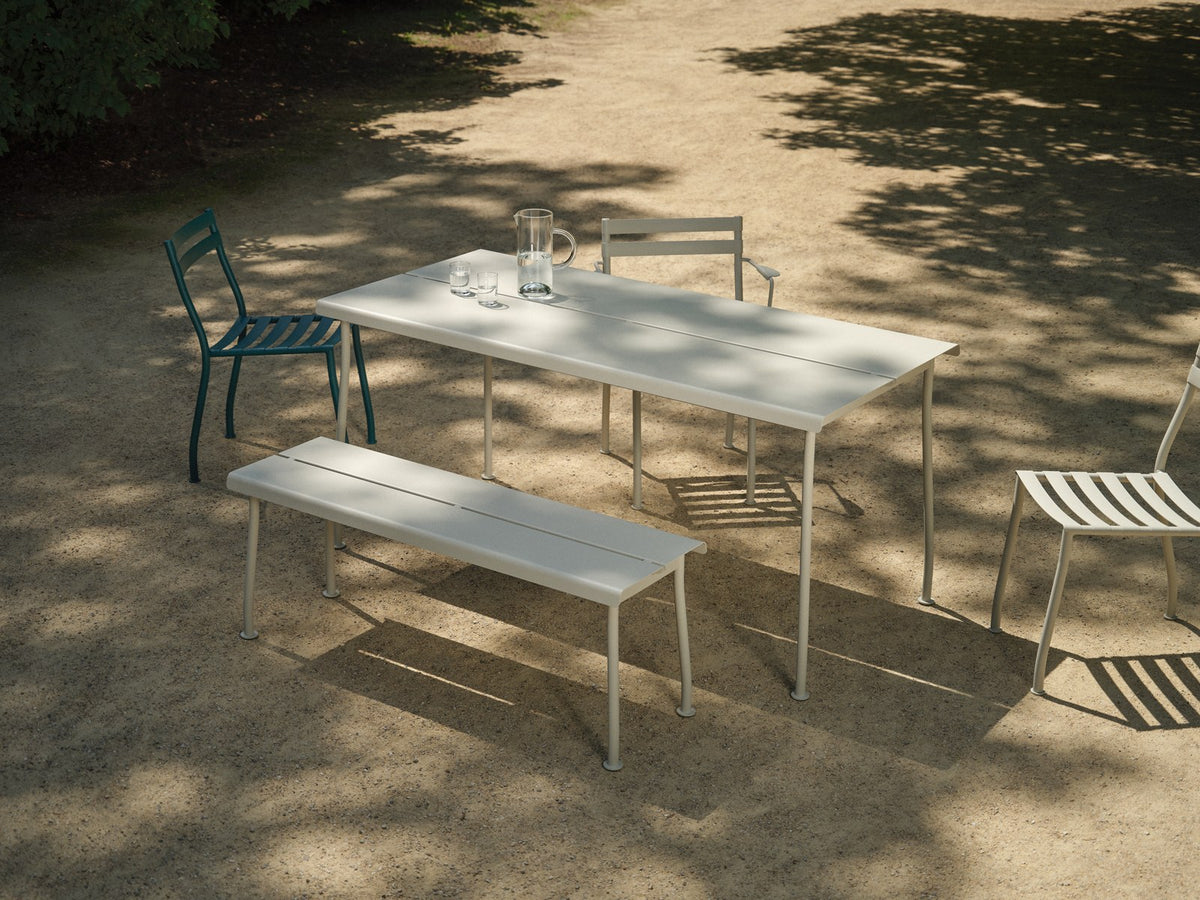 Zwei stapelbare Gartenstühle Flaner von Mdd aus verzinktem, pulverbeschichtetem Stahl in Türkis matt mit schwarzen Kunststofffüssen.