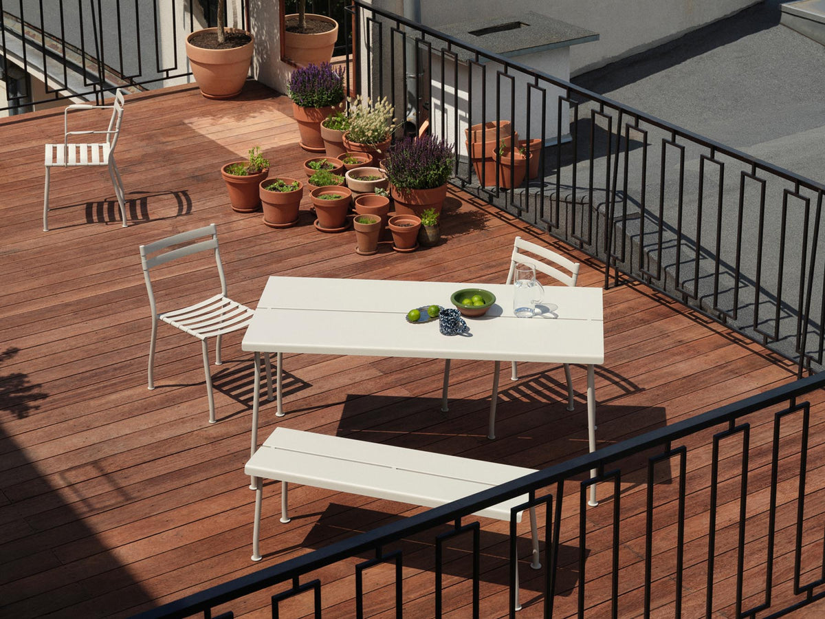 Eleganter Flaner FLR05 Gartentisch von Mdd, aus feinem hellem Holz, perfekt für entspannte Stunden im Freien und gesellige Anlässe.